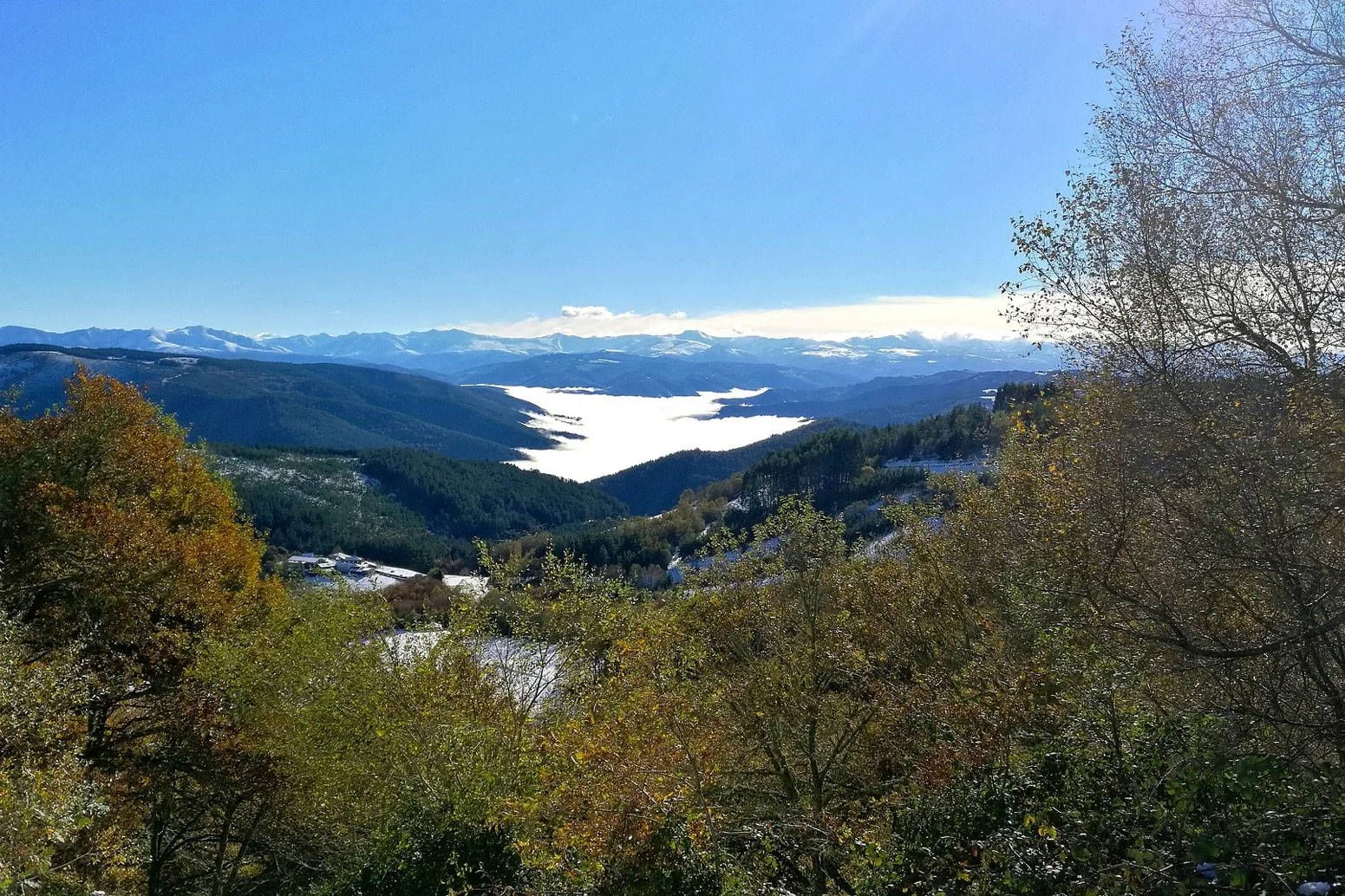 Montañas de Ancares sobre un mar de nubes