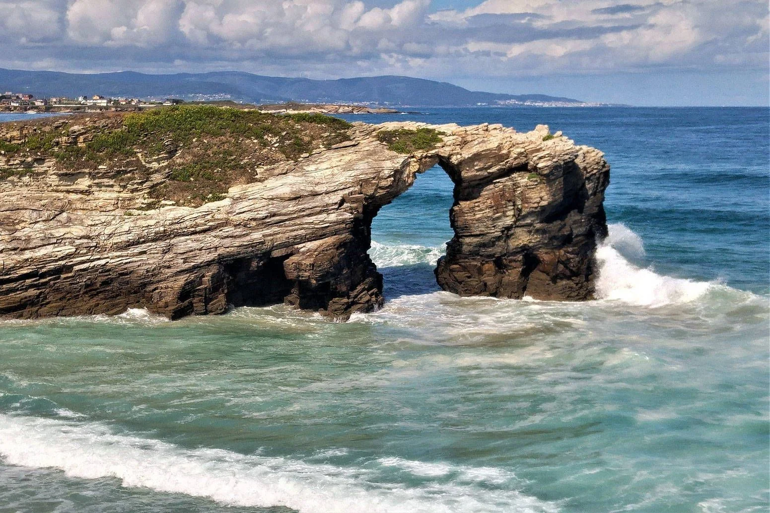 Arco de roca en la playa de As Catedrais