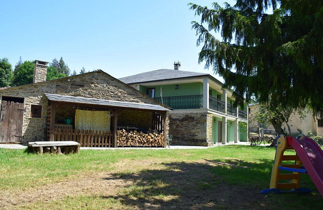 Zona exterior con columpios junto a la casa