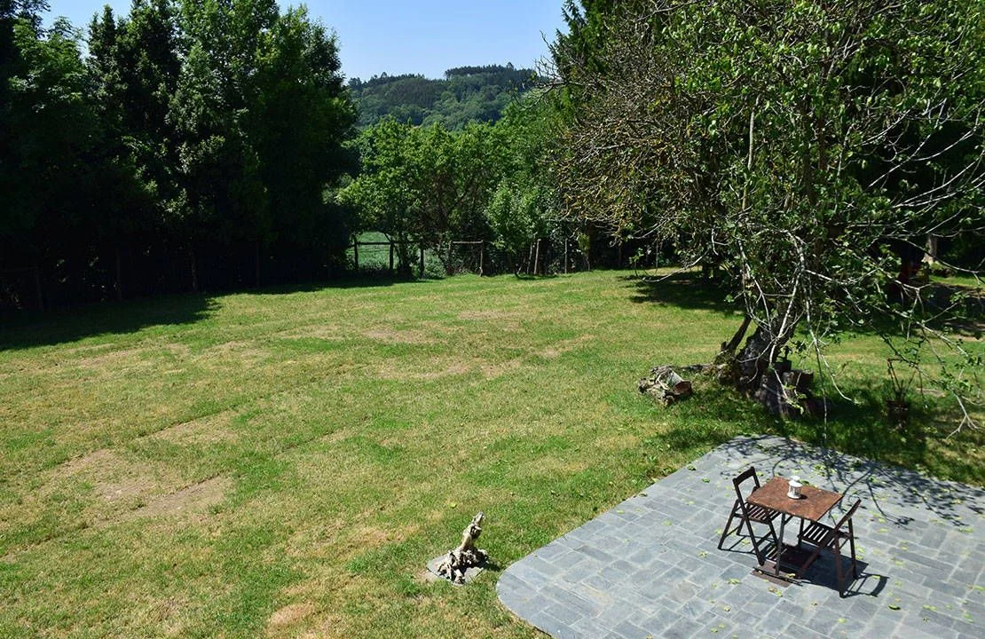 Pradera de la finca con mesa sobre pizarra