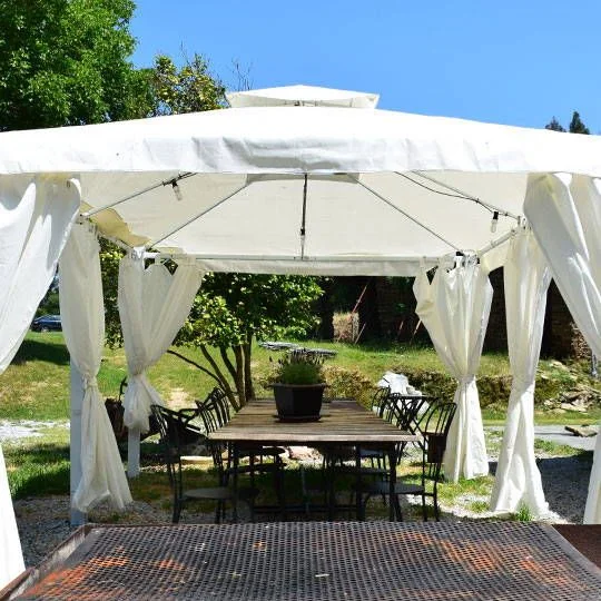 Carpa con mesa en el jardín
