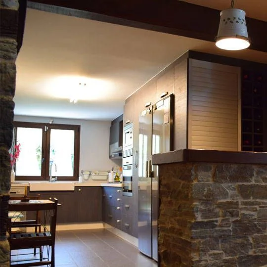Cocina americana con barra de recepción