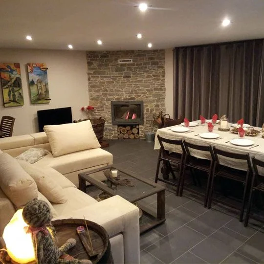 Salón-comedor con chimenea y mesa larga